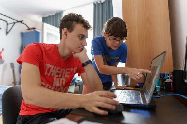 Pareja Estudiantes Tomando Una Clase Línea Portátil — Foto de Stock