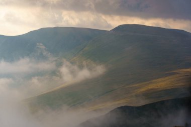 Dağlar bulutlarla ve sisle çevrili sabahları