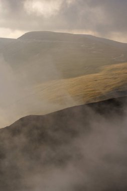 Dağlar bulutlarla ve sisle çevrili sabahları