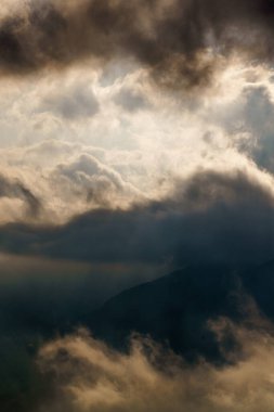 Dağlardaki yüksek irtifa bulutları, arka plan gibi grafik kaynağı olarak kullanmak için idealdir