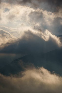 Dağlardaki yüksek irtifa bulutları, arka plan gibi grafik kaynağı olarak kullanmak için idealdir