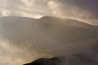 Dağlardaki yüksek irtifa bulutları, arka plan gibi grafik kaynağı olarak kullanmak için idealdir