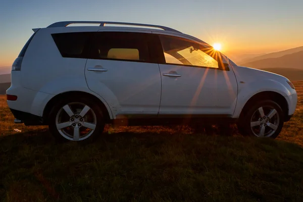 Auto Zaparkované Vrcholu Hory Dovolená Koncept — Stock fotografie