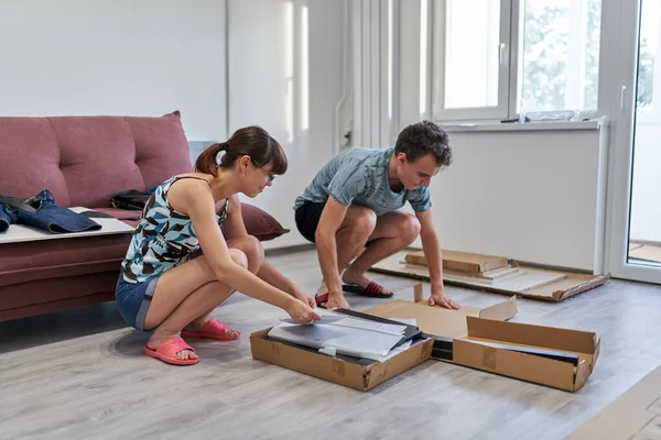 新しい家に家具を組み立てる若いカップル 新しいライフコンセプト — ストック写真