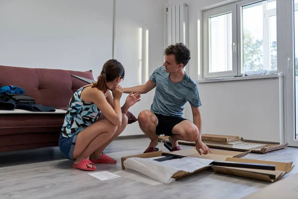 Pareja Joven Ensamblando Muebles Nuevo Hogar Nuevo Concepto Vida —  Fotos de Stock