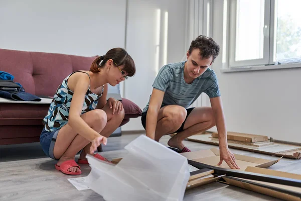 Jovem Casal Montagem Móveis Sua Nova Casa Novo Conceito Vida — Fotografia de Stock