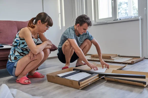 Jovem Casal Montagem Móveis Sua Nova Casa Novo Conceito Vida — Fotografia de Stock