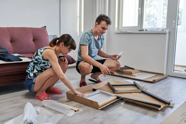 Jovem Casal Montagem Móveis Sua Nova Casa Novo Conceito Vida — Fotografia de Stock