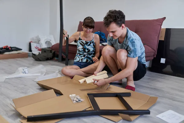 Pareja Joven Ensamblando Muebles Nuevo Hogar Nuevo Concepto Vida —  Fotos de Stock