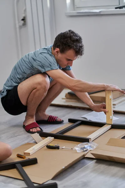 Joven Montando Muebles Nuevo Hogar Nuevo Concepto Vida —  Fotos de Stock