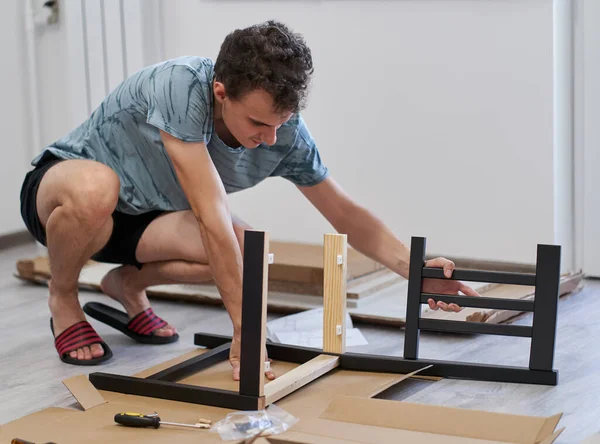 Young Man Assembling Furniture His New Home New Life Concept — Stock Photo, Image