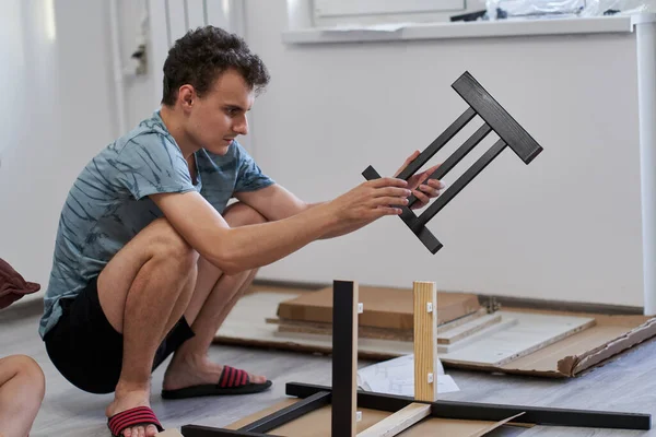 Young Man Assembling Furniture His New Home New Life Concept — Stock Photo, Image