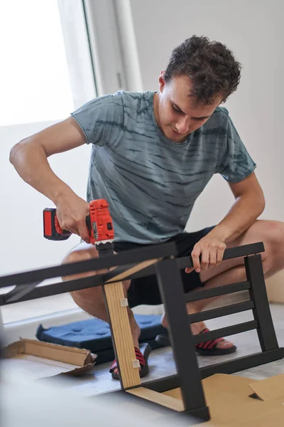 Young Man Assembling Furniture His New Home New Life Concept — Stock Photo, Image