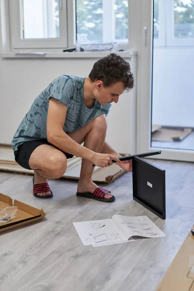 Jeune Homme Assemblant Des Meubles Dans Nouvelle Maison Nouveau Concept — Photo