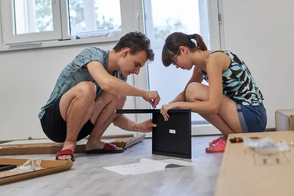 Jovem Casal Montagem Móveis Sua Nova Casa Novo Conceito Vida — Fotografia de Stock