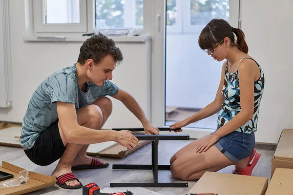 Young Couple Assembling Furniture New Home New Life Concept — Stock Photo, Image