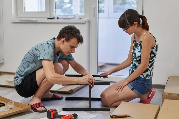 新しい家に家具を組み立てる若いカップル 新しいライフコンセプト — ストック写真