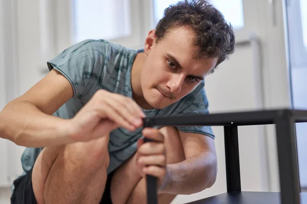 Jovem Montando Móveis Sua Nova Casa Novo Conceito Vida — Fotografia de Stock