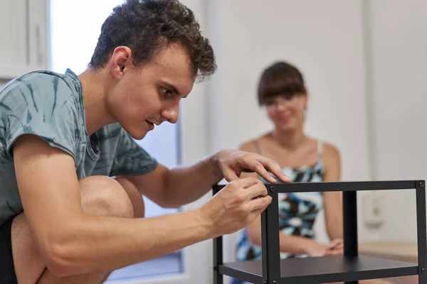 Jovem Casal Montagem Móveis Sua Nova Casa Novo Conceito Vida — Fotografia de Stock