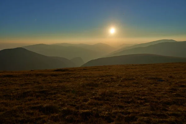 Yaz Mevsiminde Dağlarda Gün Doğumuyla Birlikte Canlı Bir Manzara — Stok fotoğraf