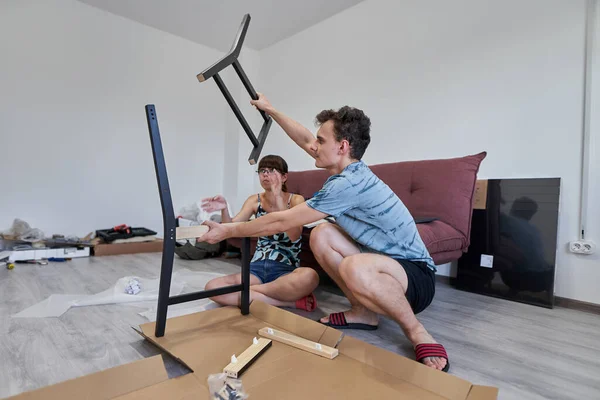 Pareja Joven Ensamblando Muebles Nuevo Hogar Nuevo Concepto Vida —  Fotos de Stock