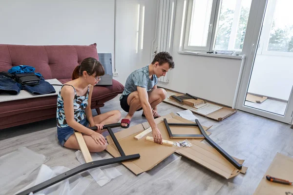 Junges Paar Montiert Möbel Neuen Zuhause Neues Lebenskonzept — Stockfoto