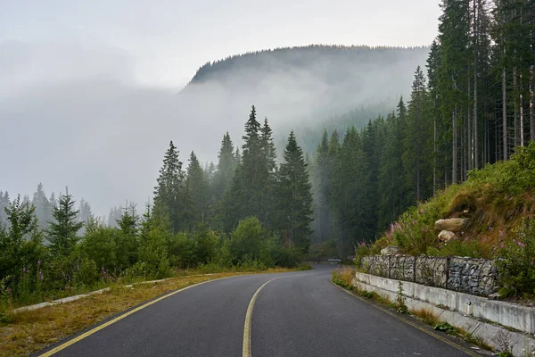 Strada Asfaltata Che Attraversa Montagne Attraverso Nebbia — Foto Stock