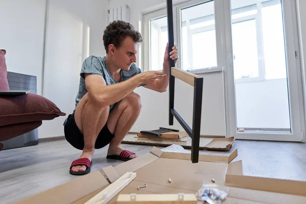 Young Man Assembling Furniture His New Home New Life Concept — Stock Photo, Image