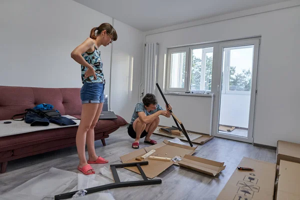Junges Paar Montiert Möbel Neuen Zuhause Neues Lebenskonzept — Stockfoto