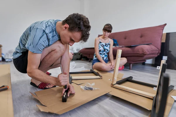 Young Couple Assembling Furniture New Home New Life Concept — Stock Photo, Image