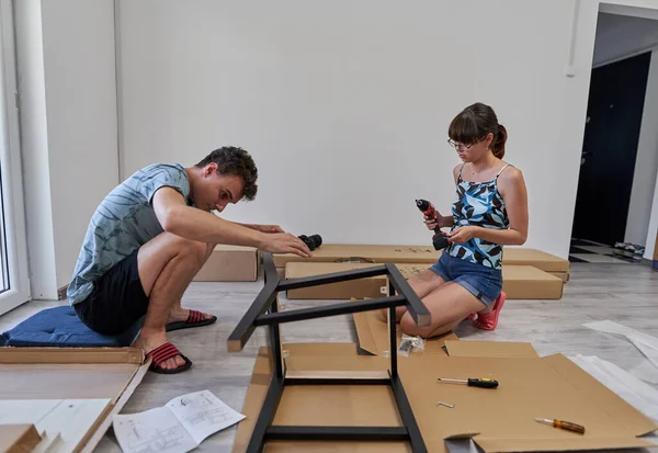 Yeni Evlerinde Mobilya Montajı Yapan Genç Bir Çift — Stok fotoğraf