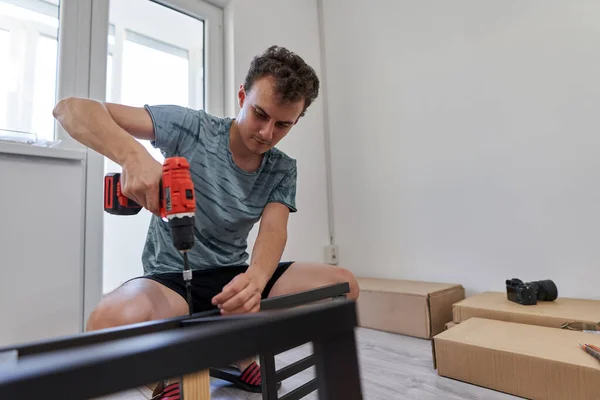 Jongeman Monteert Meubels Zijn Nieuwe Huis Nieuw Levensconcept — Stockfoto