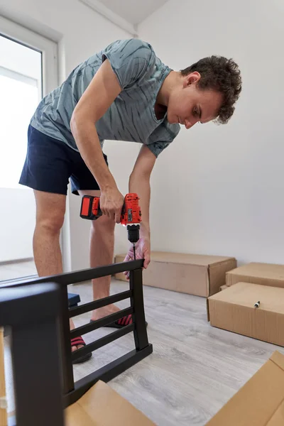 Jeune Homme Assemblant Des Meubles Dans Nouvelle Maison Nouveau Concept — Photo