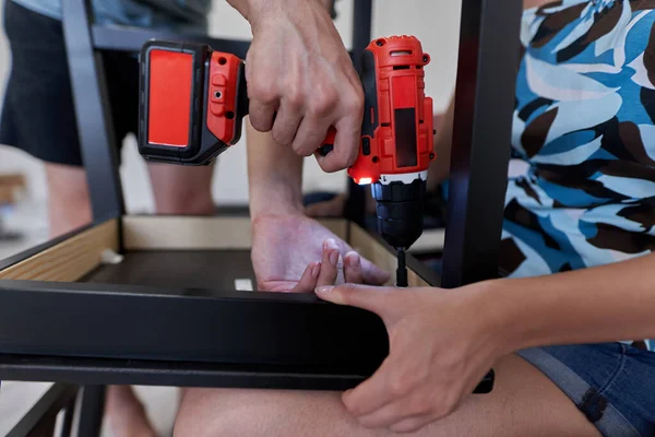 Young Couple Assembling Furniture New Home New Life Concept — Stock Photo, Image