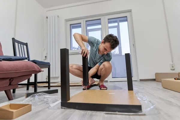 Jovem Montando Móveis Sua Nova Casa Novo Conceito Vida — Fotografia de Stock