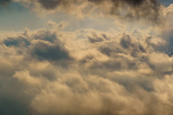 山の高高度雲 背景などのグラフィックリソースとして使用するための理想的な — ストック写真