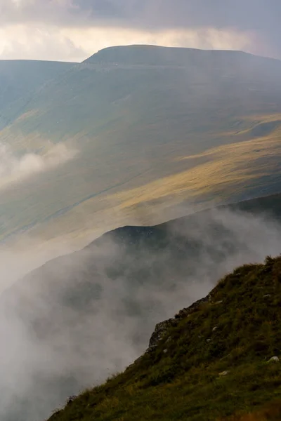 Bergen Omgeven Door Wolken Mist Ochtend — Stockfoto