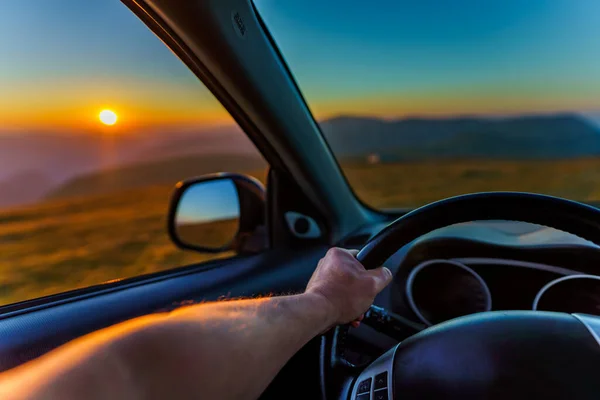 Zonsopgang Uitzicht Bestuurder Vanuit Autoraam Bergen Road — Stockfoto