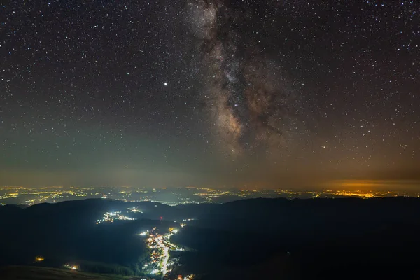 Γαλαξίας Μας Πάνω Από Φώτα Της Πόλης Ρύπανση — Φωτογραφία Αρχείου