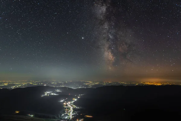 Láctea Acima Das Luzes Cidade Com Poluição — Fotografia de Stock