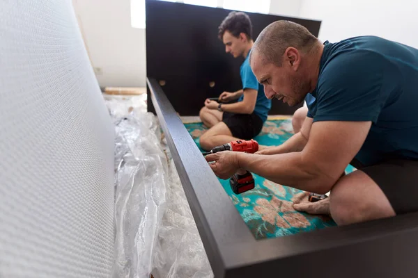 Pai Ajudando Seu Filho Montagem Construir Móveis Sua Nova Casa — Fotografia de Stock