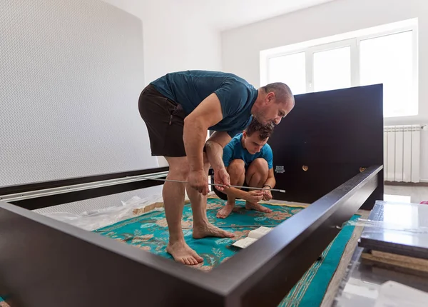 Padre Ayudando Hijo Montar Construir Los Muebles Nuevo Hogar — Foto de Stock