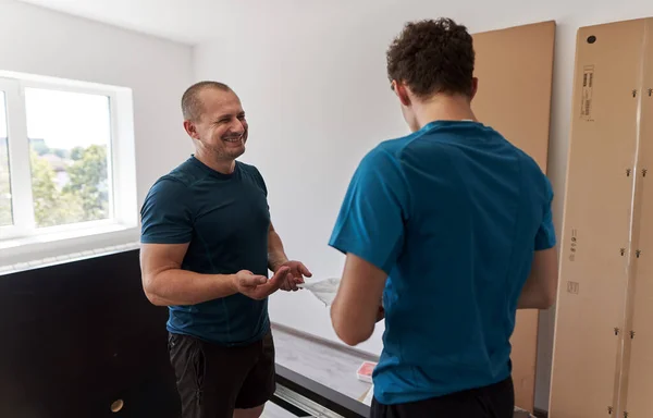 Père Aidant Son Fils Assembler Construire Les Meubles Dans Nouvelle — Photo