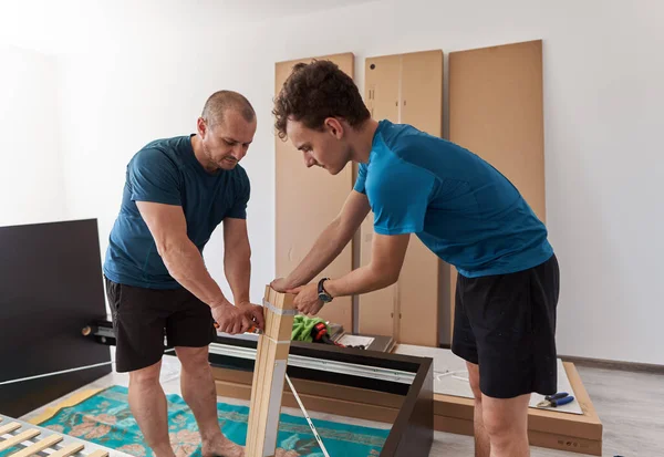 Padre Ayudando Hijo Montar Construir Los Muebles Nuevo Hogar —  Fotos de Stock