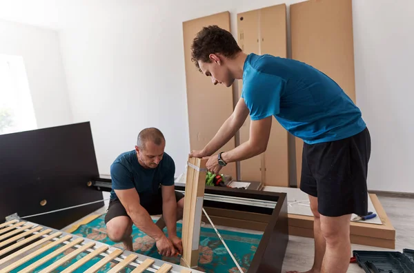 Padre Ayudando Hijo Montar Construir Los Muebles Nuevo Hogar —  Fotos de Stock