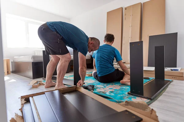 Pai Ajudando Seu Filho Montagem Construir Móveis Sua Nova Casa — Fotografia de Stock