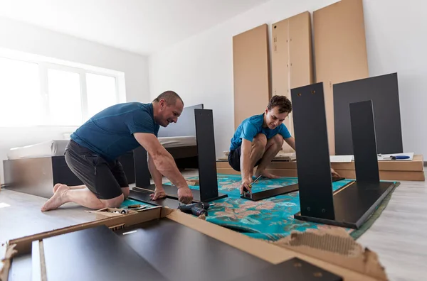 Baba Oğluna Yeni Evinde Mobilya Montajında Yapımında Yardım Ediyor — Stok fotoğraf
