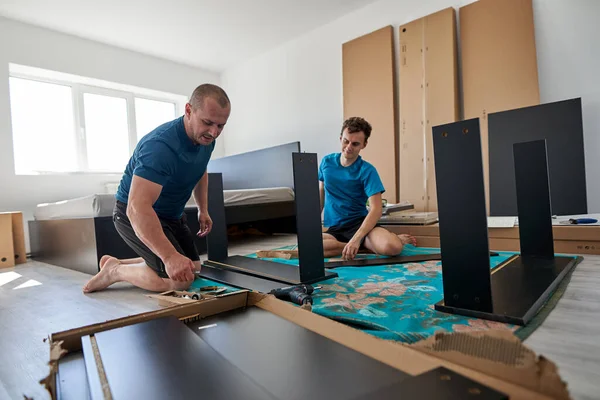 Pai Ajudando Seu Filho Montagem Construir Móveis Sua Nova Casa — Fotografia de Stock