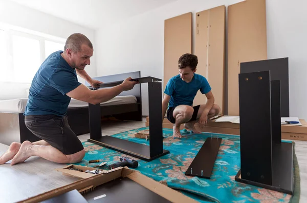 Padre Ayudando Hijo Montar Construir Los Muebles Nuevo Hogar —  Fotos de Stock