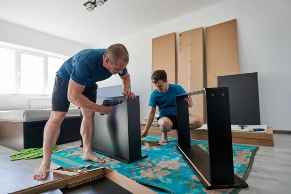 Padre Ayudando Hijo Montar Construir Los Muebles Nuevo Hogar —  Fotos de Stock